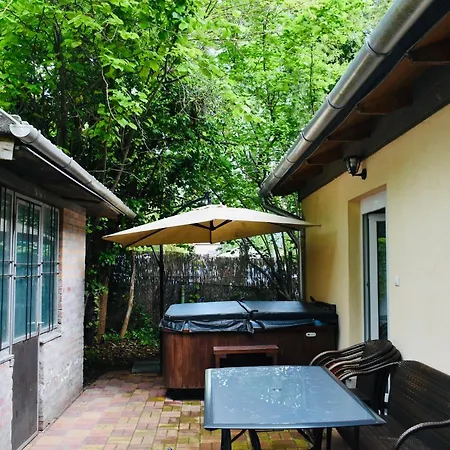 Kunfi Apartmanhaz - Jakuzzi, 4 Halo Appartement *