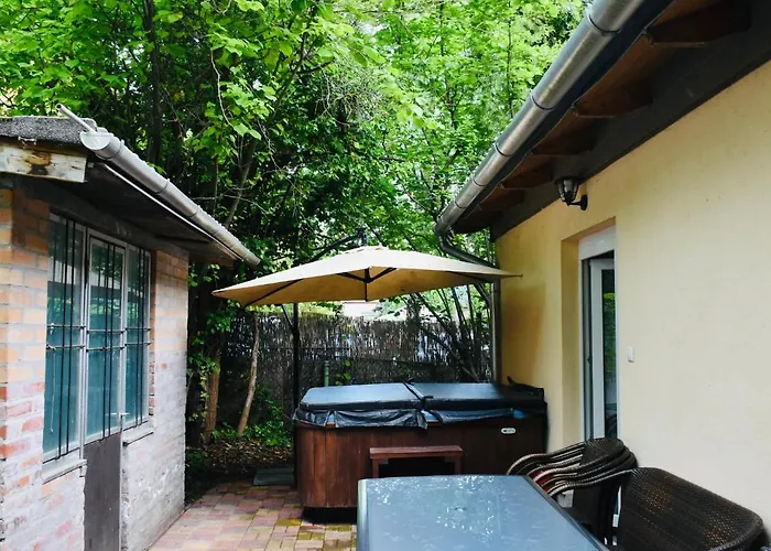 Kunfi Apartmanhaz - Jakuzzi, 4 Halo شقة *